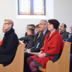 begrüsst die Gottesdienstbesucher.