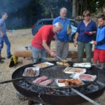 Jeder grillt, was er mitgebracht hat